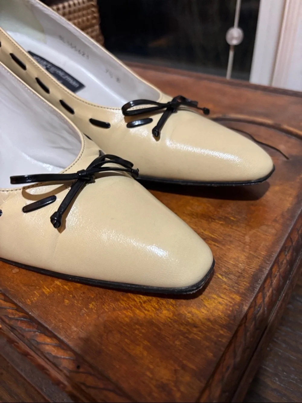 Stuart Weitzman Vintage Cream Pointed-Toe Kitten Heels with Black Trim and Bow - Picture 3 of 10
